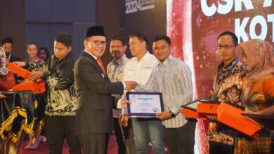 Wali Kota Makassar Beri Penghargaan CSR Award 2024 ke Pertamina Patra Niaga Regional Sulawesi