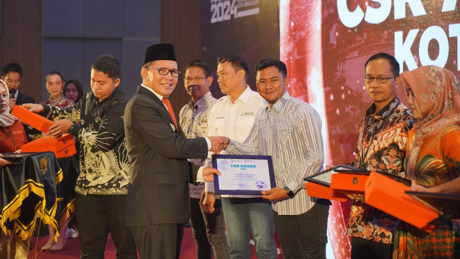 Wali Kota Makassar Beri Penghargaan CSR Award 2024 ke Pertamina Patra Niaga Regional Sulawesi