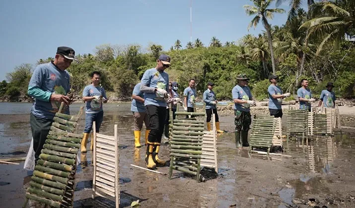 Pertamina Patra Niaga Sulawesi Gelar Aksi Bersih Pantai dan Tanam Mangrove di Desa Tongo Gorontalo