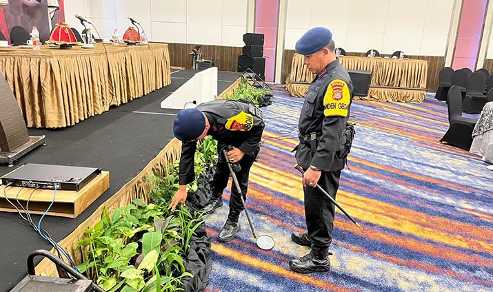 Pastikan Pleno Penetapan Gubernur Sultra Aman, Tim Gegana Brimob Lakukan Sterilisasi