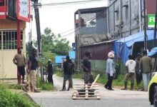 Mahasiswa Papua Blokir Jalan Salangga, Tuntut Pelaku Penganiayaan Rekannya Ditindak Polisi