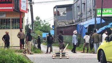 Mahasiswa Papua Blokir Jalan Salangga, Tuntut Pelaku Penganiayaan Rekannya Ditindak Polisi