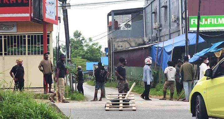 Mahasiswa Papua Blokir Jalan Salangga, Tuntut Pelaku Penganiayaan Rekannya Ditindak Polisi