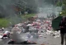 Warga Tobuha Tutup Akses Jalan dengan Tumpukan Sampah