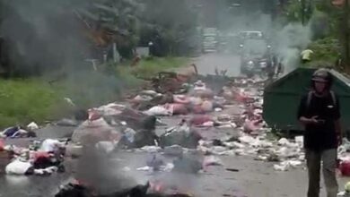 Warga Tobuha Tutup Akses Jalan dengan Tumpukan Sampah