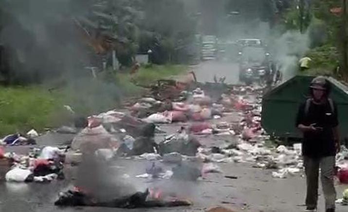 Warga Tobuha Tutup Akses Jalan dengan Tumpukan Sampah