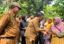 Pj Bupati Muna Barat Serahkan Bantuan kepada 14 Korban Bencana Alam