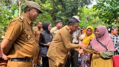 Pj Bupati Muna Barat Serahkan Bantuan kepada 14 Korban Bencana Alam