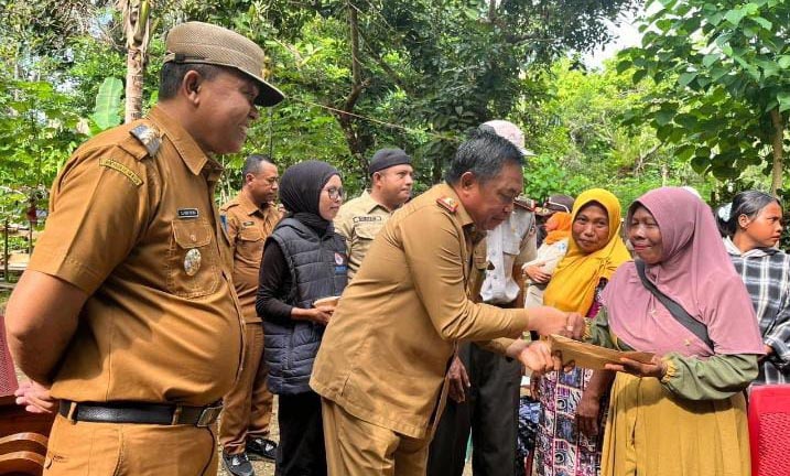 Pj Bupati Muna Barat Serahkan Bantuan kepada 14 Korban Bencana Alam