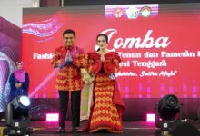 Kenakan Tenun Masalili Muna, Kadis Cipta Karya dan Istri Raih Juara 3 Fashion Show antar OPD se-Sultra