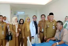 Sekda Sultra Kunjungi Pasien Operasi Jantung di RS Oputa Yi Koo