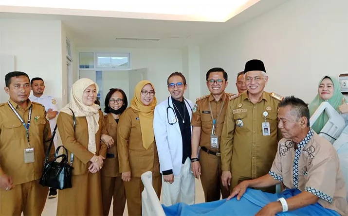 Sekda Sultra Kunjungi Pasien Operasi Jantung di RS Oputa Yi Koo