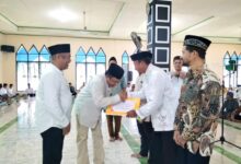 Pj Bupati Muna Barat Serahkan Bantuan Pendidikan dan Rumah Ibadah