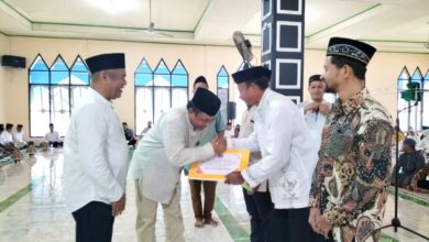 Pj Bupati Muna Barat Serahkan Bantuan Pendidikan dan Rumah Ibadah