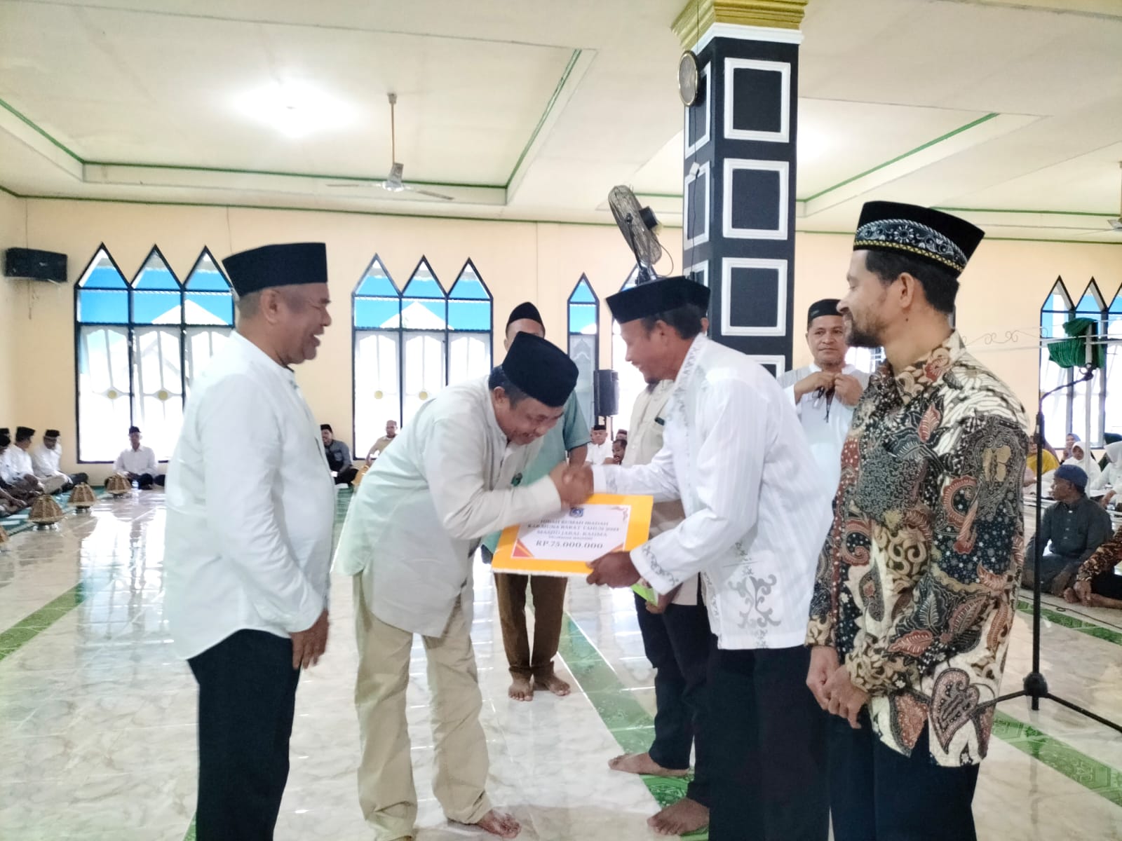 Pj Bupati Muna Barat Serahkan Bantuan Pendidikan dan Rumah Ibadah