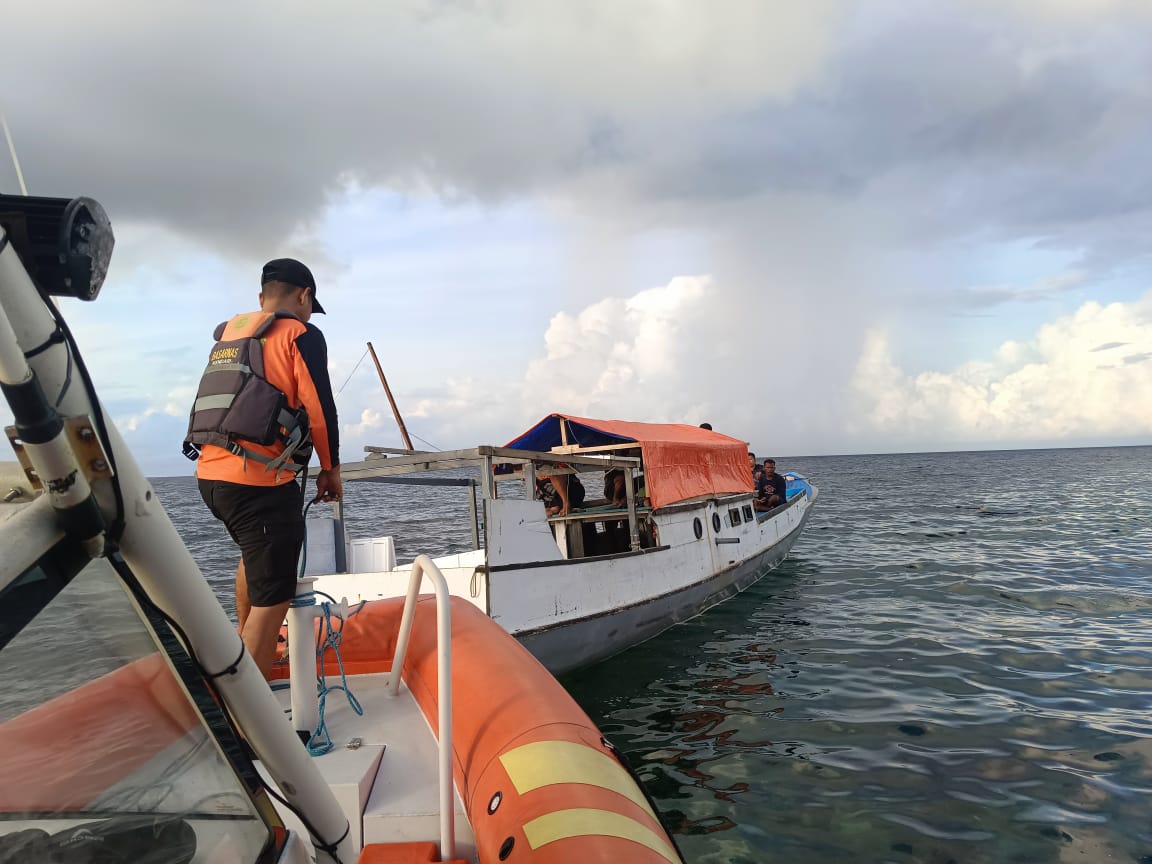 Tim SAR Pos Wakatobi Selamatkan Tiga Nelayan di Perairan Kaledupa