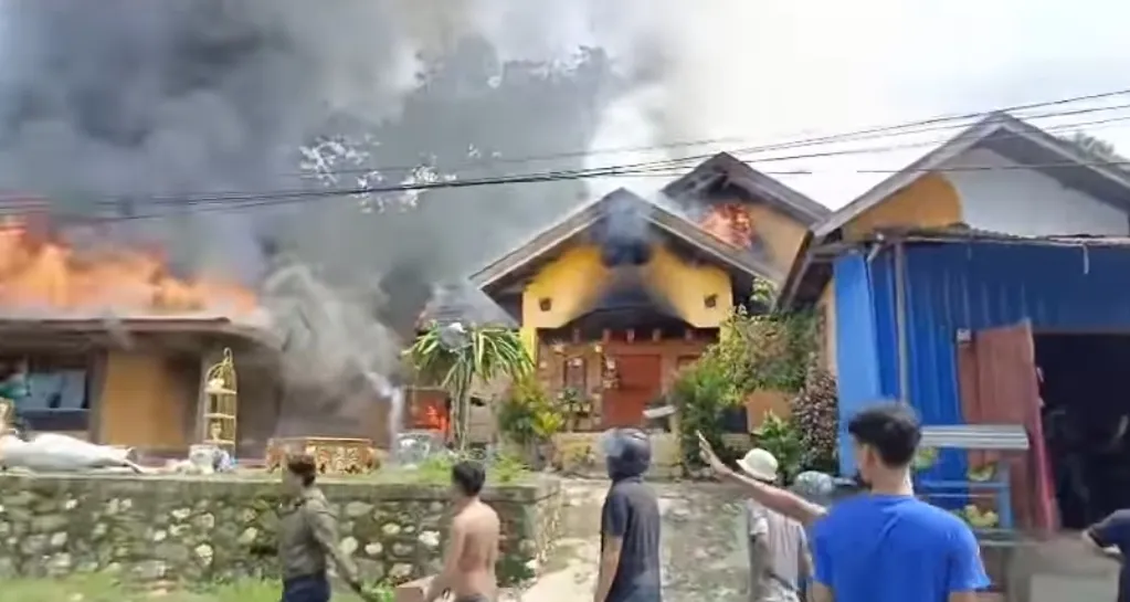 Lupa Matikan Kompor, Dua Unit Rumah di Wundulako Kolaka Ludes Terbakar