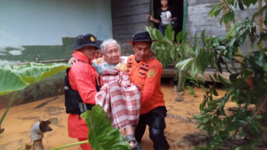 Tim Basarnas Kendari Berhasil Evakuasi Nenek yang Terjebak Banjir di Rumahnya