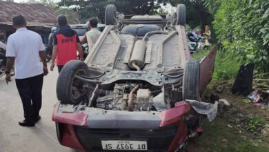 Sebuah Mobil Merek Toyota Terbalik saat Menghindari Lubang