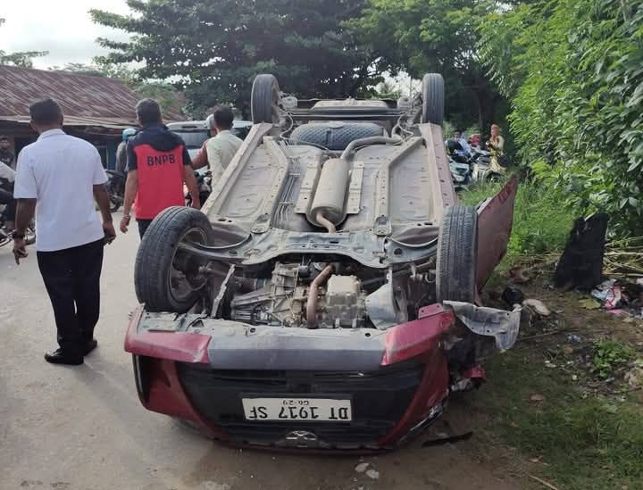 Sebuah Mobil Merek Toyota Terbalik saat Menghindari Lubang