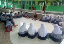 Antisiapasi Gempa Susulan, Peserta Didik MTsN I Kolaka belajar di Luar Ruangan