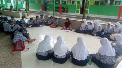 Antisiapasi Gempa Susulan, Peserta Didik MTsN I Kolaka belajar di Luar Ruangan