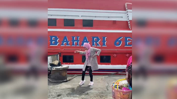 Viral Seorang Ibu Joget Demi Konten di Dekat Pintu Masuk Kapal Cepat Penyeberangan Kendari-Muna