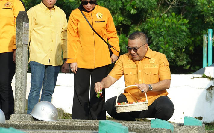 Sambut HUT ke 65, Ormas MKGR Sultra Tabur Bunga di Taman Makan Pahlawan