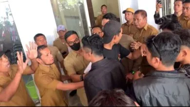 Aksi Unjuk Rasa Mahasiswa di DPRD Sultra Ricuh