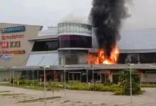 BREAKING NEWS: Kebakaran di The Park Mall Kendari, Lantai Dua Hangus Dilalap Api
