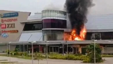 BREAKING NEWS: Kebakaran di The Park Mall Kendari, Lantai Dua Hangus Dilalap Api