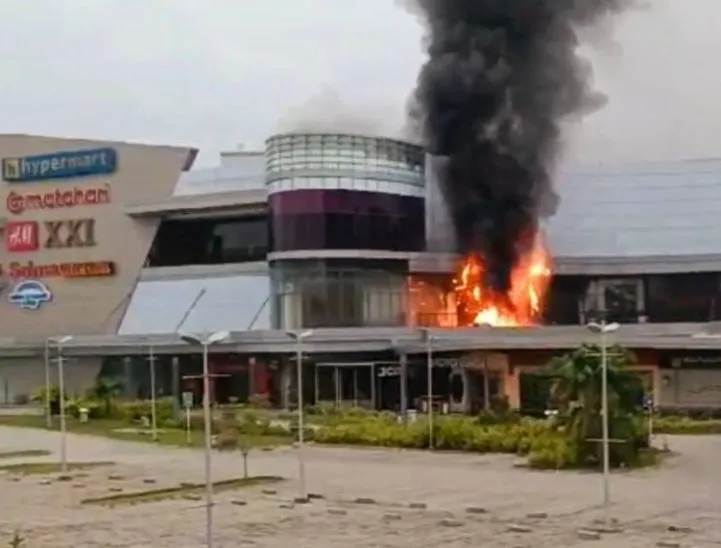 BREAKING NEWS: Kebakaran di The Park Mall Kendari, Lantai Dua Hangus Dilalap Api