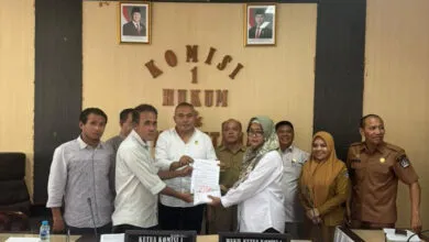 DPRD Kendari Berhasil Tuntaskan Kasus PHK Sepihak PT Colombus, Dua Mantan Karyawan Terima Pesangon