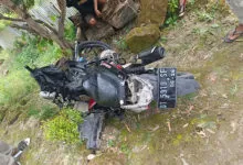 Melaju dengan Kecepatan Tinggi, Pengendara Motor di Muna Tabrak Mobil hingga Tak Sadarkan Diri