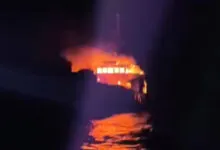 Nelayan Bantu Basarnas Evakuasi Kapal Bermuatan Semen yang Terbakar di Perairan Pasar Wajo
