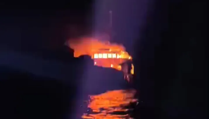 Nelayan Bantu Basarnas Evakuasi Kapal Bermuatan Semen yang Terbakar di Perairan Pasar Wajo
