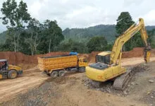 Ilustrasi aktivitas hauling ore nikel.