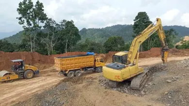 Ilustrasi aktivitas hauling ore nikel.