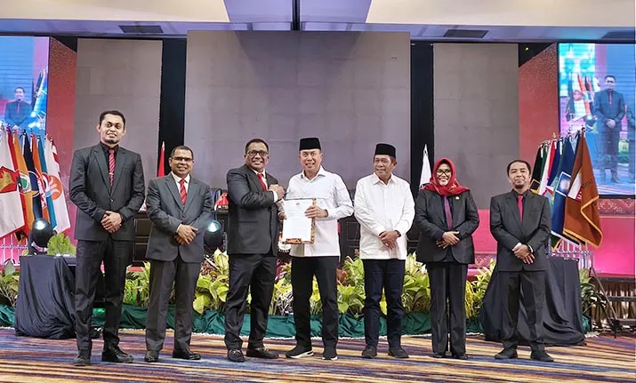 KPU Sultra Tetapkan ASR-Hugua sebagai Gubernur dan Wakil Gubernur Terpilih