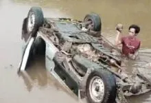 Mobil Pengangkut Kelapa Terbalik di Saluran Air Morosi Konawe