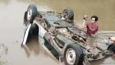 Mobil Pengangkut Kelapa Terbalik di Saluran Air Morosi Konawe