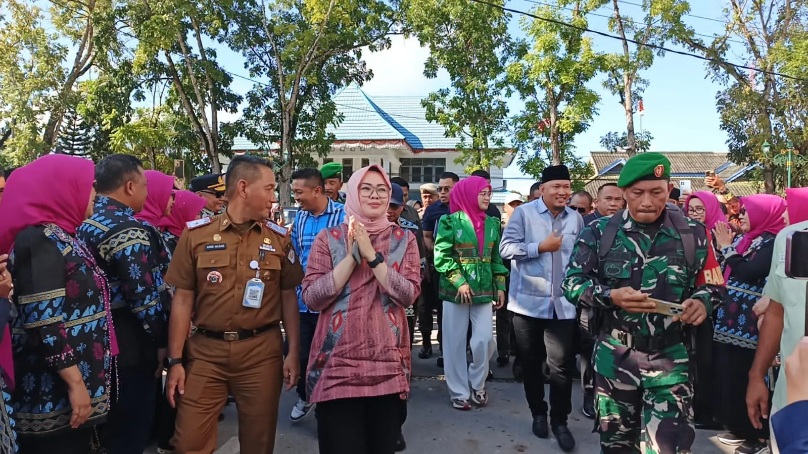 Ribuan Massa Sambut Kedatangan Wali Kota Siska-Sudirman