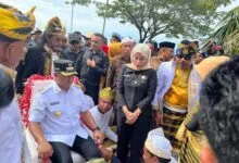 Tiba di Muna Barat, Ribuan Warga Sambut Kedatangan Bupati di Padati Pelabuhan Tondasi