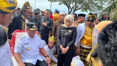 Tiba di Muna Barat, Ribuan Warga Sambut Kedatangan Bupati di Padati Pelabuhan Tondasi