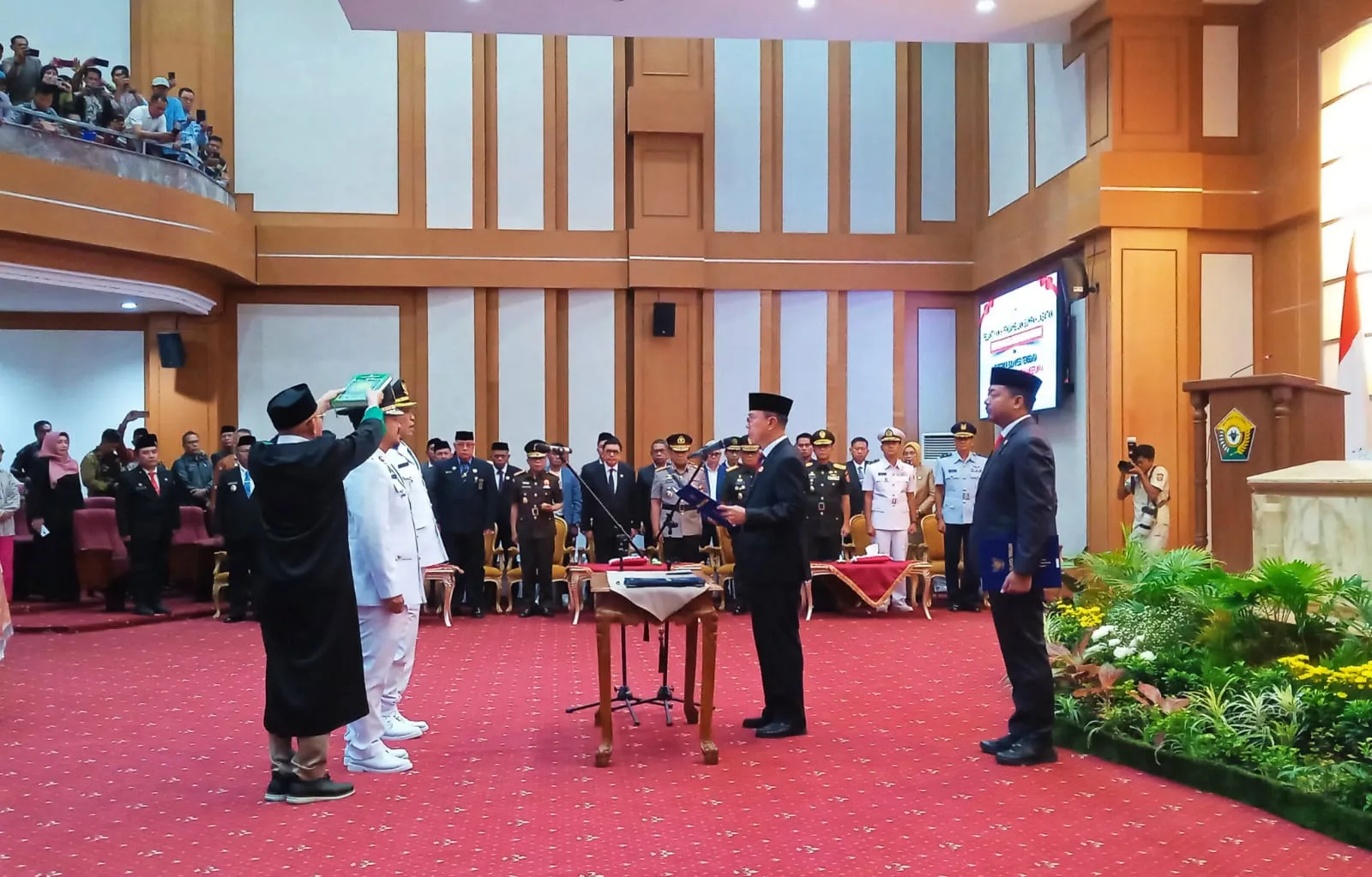 Azhari-Adam Basan Resmi Dilantik Jadi Bupati dan Wakil Bupati Buton Tengah