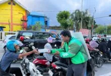 Mitra Grab Ngabuburit dengan Bagikan Ratusan Takjil di Kendari