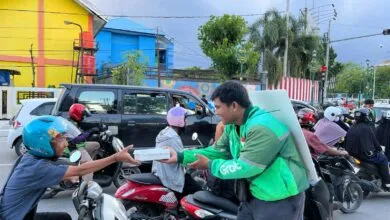 Mitra Grab Ngabuburit dengan Bagikan Ratusan Takjil di Kendari