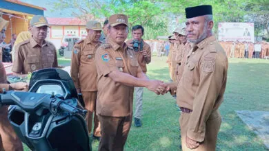 Serahkan Randis kepada 81 Kepala Desa, Bupati Muna Barat: Rawat dengan Baik