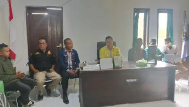 Pastikan Pelayanan Maksimal, Bupati Muna Barat Kunjungi Disdukcapil
