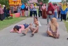 Ibu-Ibu di Desa Napalakura Muna Protes Kedatangan Pemda: Turun ke Jalan hingga Bakar Ban